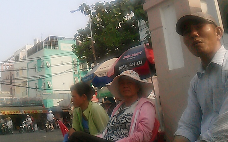Sập cầu Ghềnh: Cò vé ga Sài Gòn gọi khách trong... vô vọng