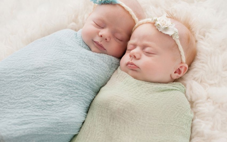 Quấn chặt trẻ sơ sinh bằng khăn có thể gây hại