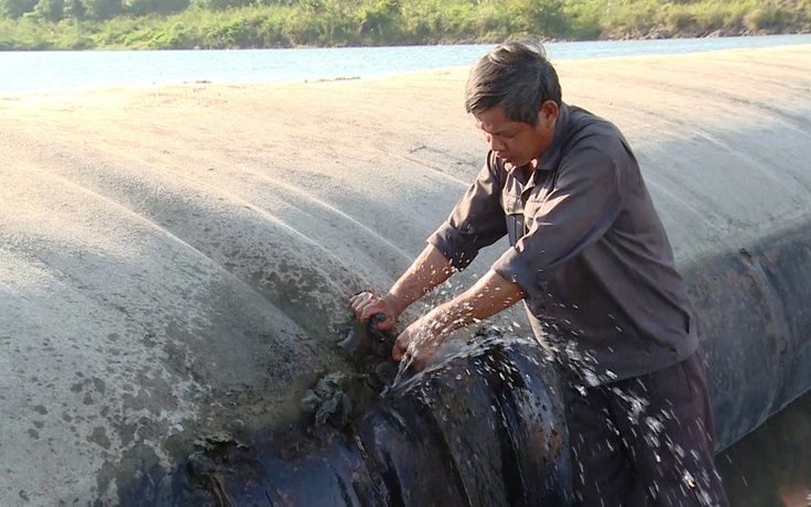 'Vá' đập cao su bằng nêm gỗ quấn màn tuyn: Đến tháng 8 mới có đập mới