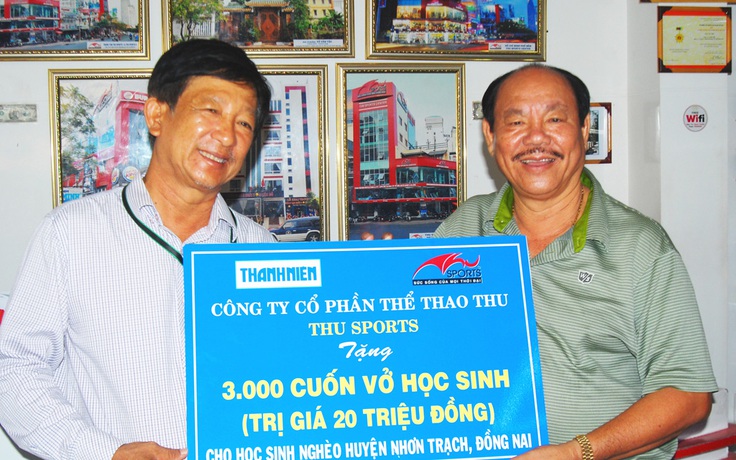 Tặng vở cho học sinh