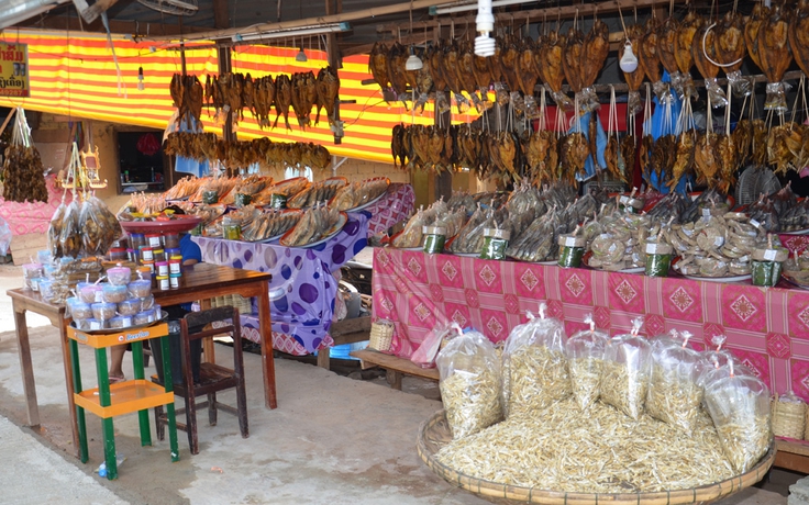 Lạc vào chợ cá Nam Ngeum
