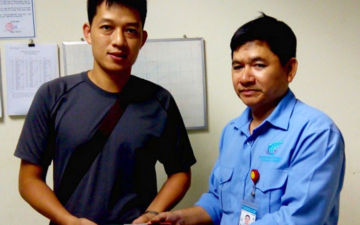 Nhân viên bốc xếp sân bay Tân Sơn Nhất trả lại tài sản cho khách bỏ quên