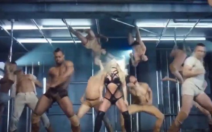Mặc fan phát cuồng, Britney Spears giấu nhẹm MV bản gốc vì quá sexy