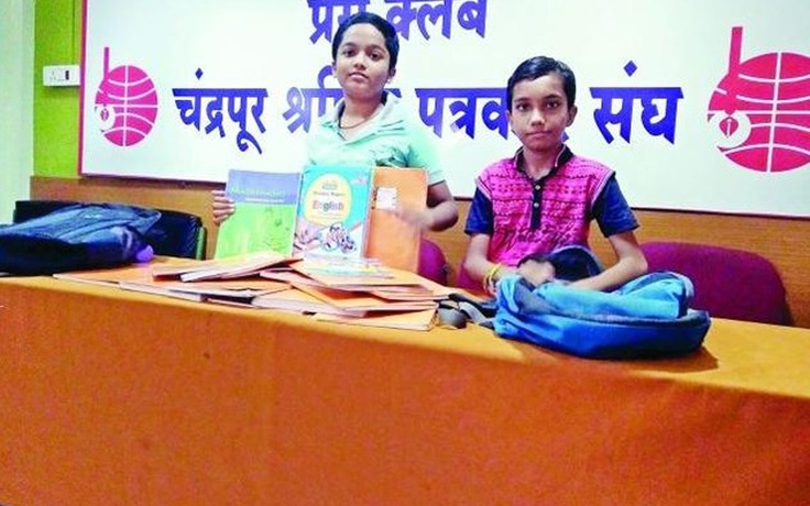 Học sinh Ấn Độ bất ngờ họp báo yêu cầu giảm tải cặp sách