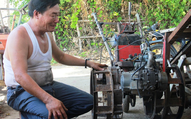 Lão nông dân chế tạo máy cày đa năng