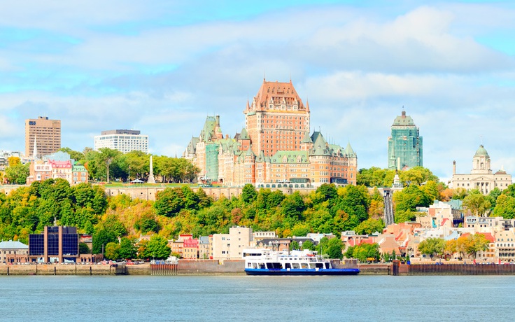 Những ô cửa đầy hoa ở Old Québec