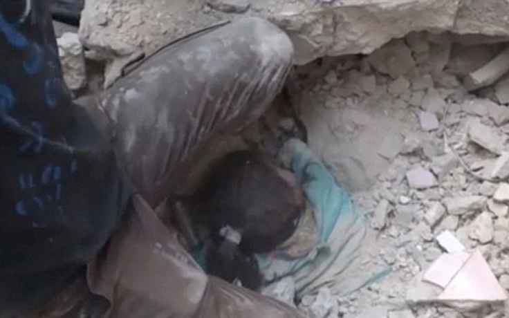 Bé 5 tuổi ‘chết đi sống lại’ sau khi được ra khỏi đống đổ nát ở Syria