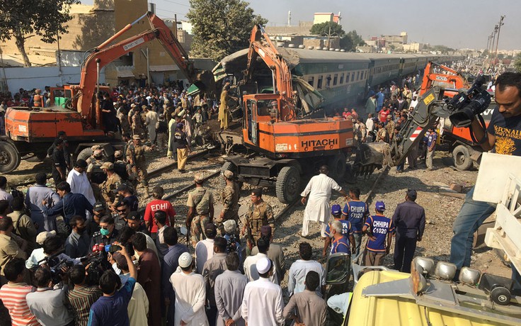 Xe lửa đâm nhau ở Pakistan, 21 người chết