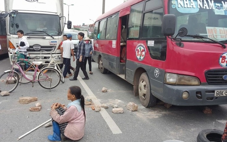 Người dân chặn xe trên cao tốc nối với sân bay Nội Bài xin… xây cầu vượt