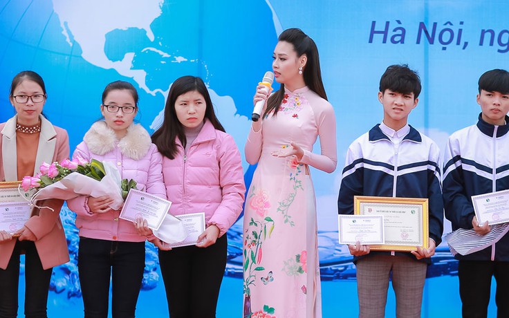 Hoa hậu biển Thùy Trang duyên dáng áo dài trong vòng vây sinh viên