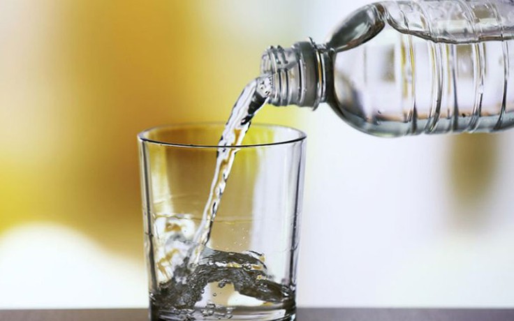 Uống nước trong bữa ăn, lợi hay hại?