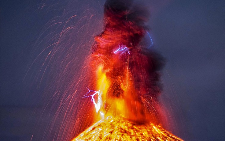 Khoảnh khắc ấn tượng khi sét đánh xuống núi lửa đang phun trào