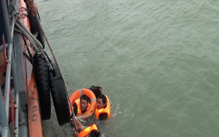 Cứu 3 thuyền viên Indonesia trôi dạt trên biển