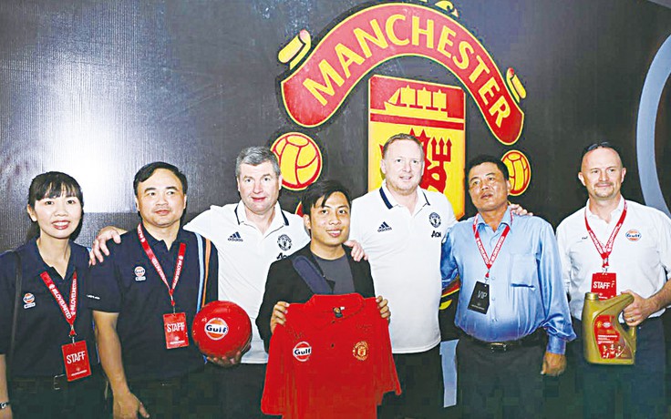 Cựu danh thủ CLB M.U Denis Irwin và David May mê mẩn sự cuồng nhiệt của CĐV Việt Nam