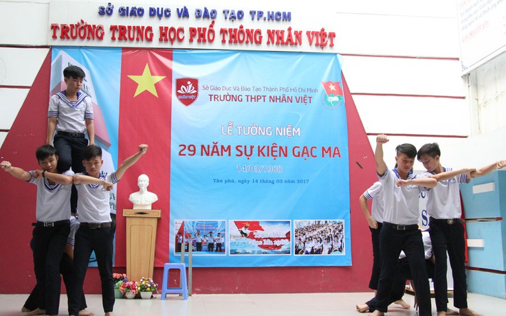 Học sinh tưởng niệm 29 năm sự kiện Gạc Ma