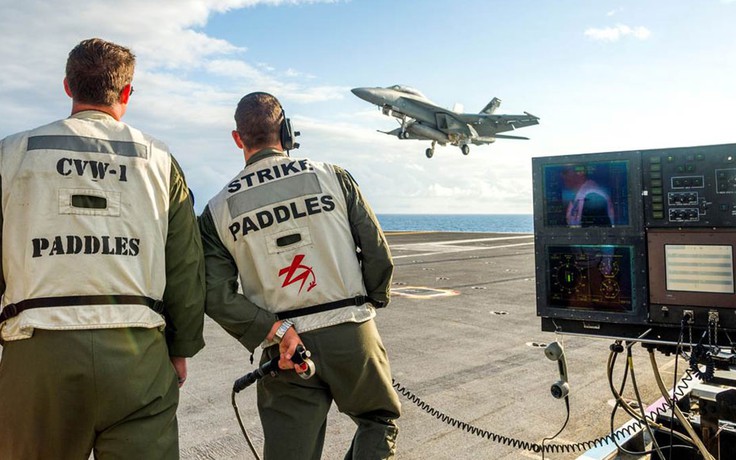 Chiến đấu cơ Mỹ đáp tàu sân bay bằng 'thảm thần'