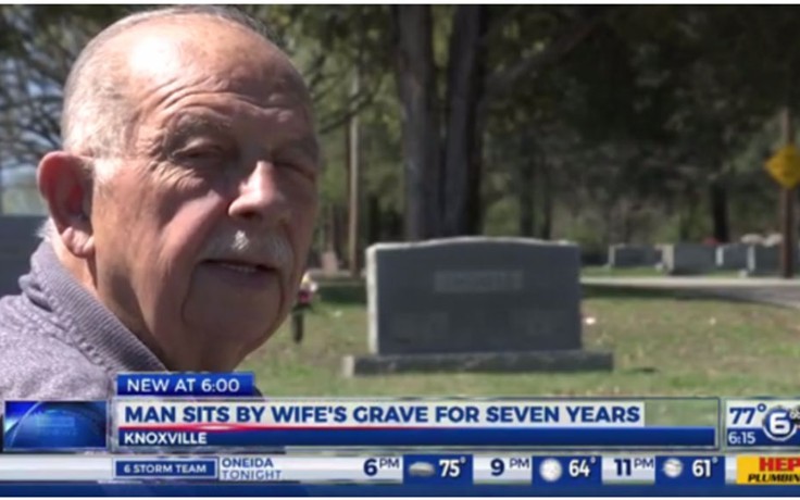 Người chồng nặng tình trò chuyện bên mộ vợ mỗi ngày suốt 7 năm qua