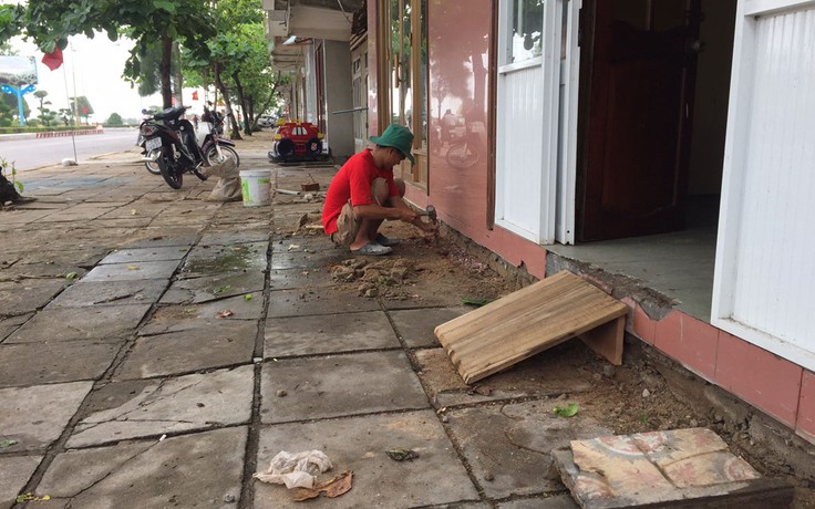 Tràn lan lấn chiến vỉa hè ở Tuy Hòa: Dân tự tháo dỡ, quán xá dửng dưng