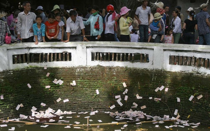 Ném, thả tiền xuống giếng tại di tích sẽ bị phạt