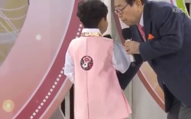 MC Hàn bị cảnh cáo vì đụng chạm chỗ nhạy cảm của học sinh