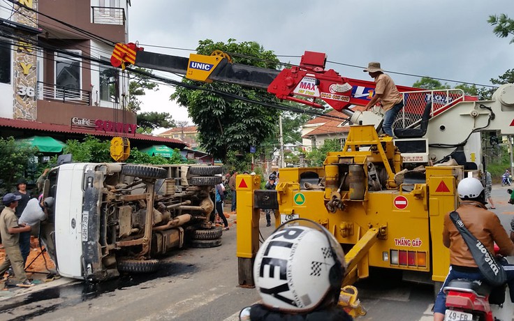 Xe tải chở gạch mất thắng, tông hàng loạt xe máy