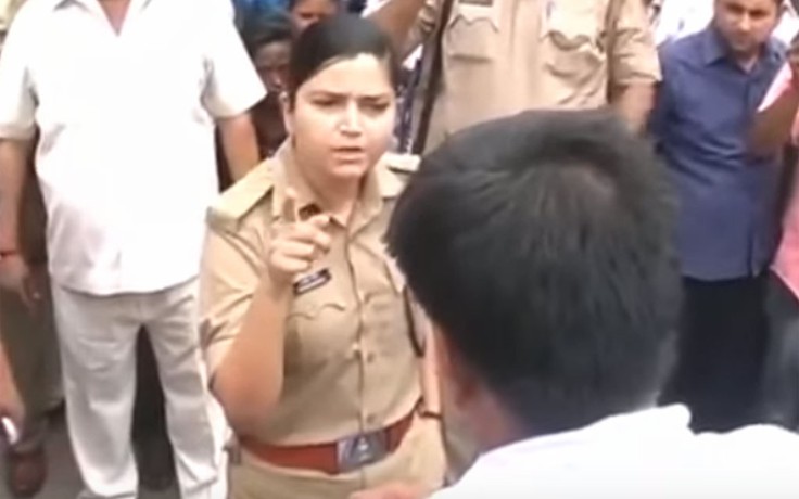 Nữ cảnh sát giao thông Ấn Độ nghi bị trù dập vì dám xử phạt quan chức