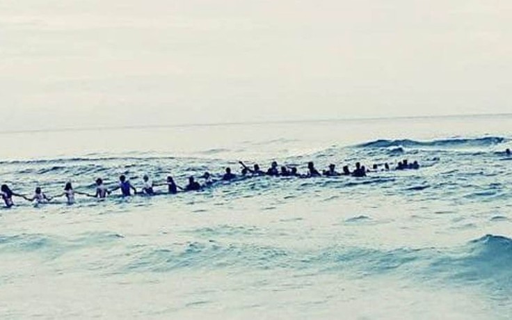 80 người kết tay nhau xuống biển cứu 9 người đang đuối nước