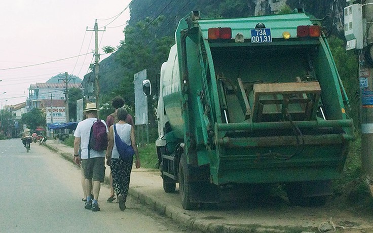 Rác thải làm xấu Phong Nha