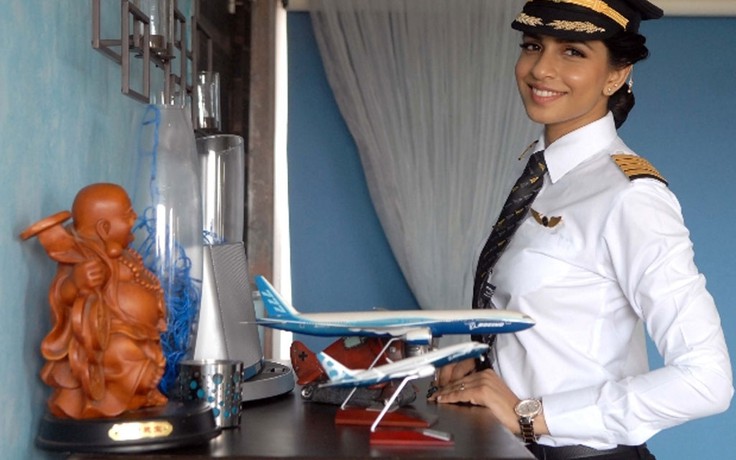 Nữ cơ trưởng trẻ nhất lái máy bay Boeing 777