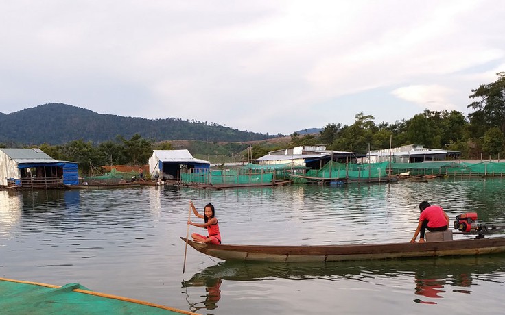 Xóm chài trên hồ Sê San