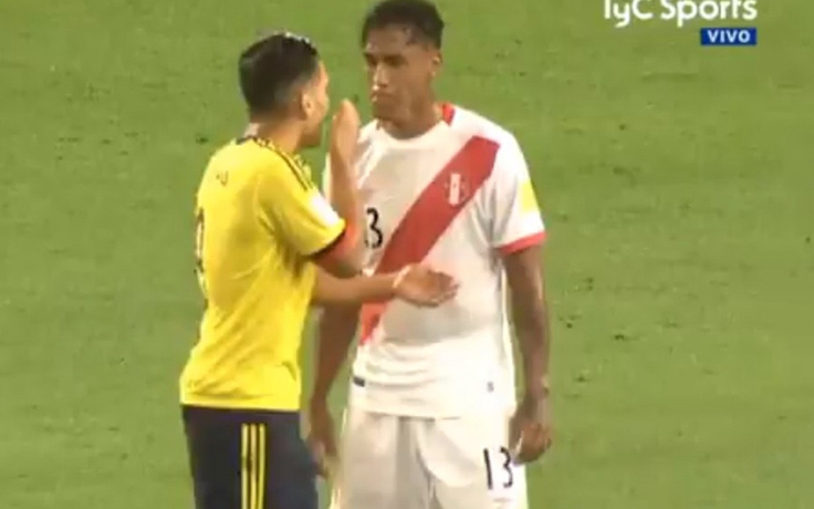 2 cầu thủ Peru và Colombia 'thì thầm' điều gì trên sân?