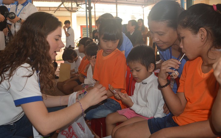 Bên lề APEC: Đại biểu VOF 2017 thăm trẻ mồ côi Quảng Nam