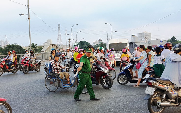 Áo xanh xuống phố: Phóng viên Thanh Niên 'làm' Trật tự viên giao thông