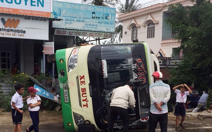 Xe buýt lật nhào, 3 người bị thương