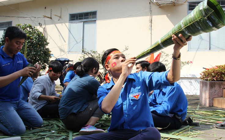 Người miền Tây làm kèn 'khủng' lá dừa cổ vũ U.23 Việt Nam thắng chung kết