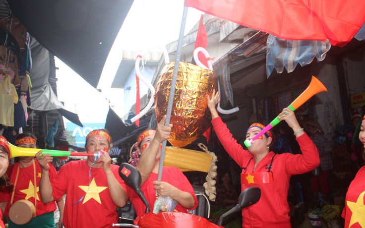 Tiểu thương Huế mang áo cờ đỏ sao vàng, nghỉ sớm cổ vũ U.23 Việt Nam