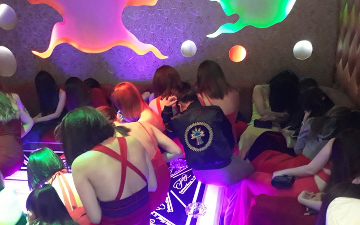 Hàng chục tiếp viên nữ trong quán karaoke không phép