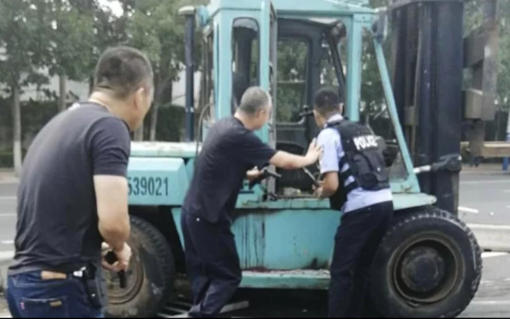 Cảnh sát Trung Quốc bắn kẻ tấn công bằng xe nâng