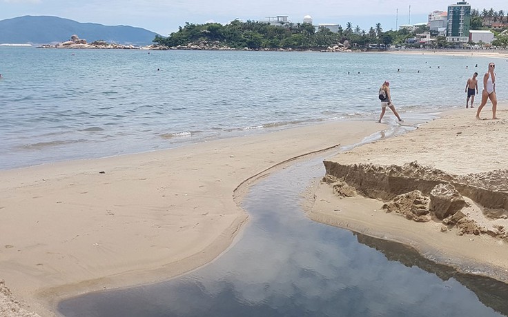 Nước thải tràn ra biển Nha Trang