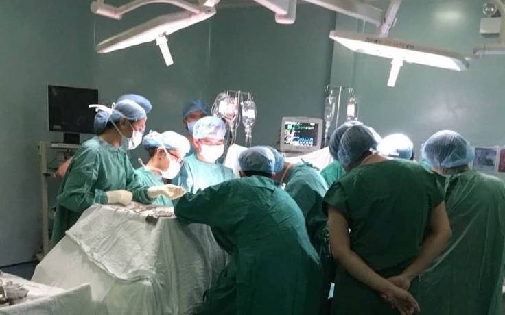 10 bác sĩ cùng phẫu thuật cứu bệnh nhân bị đâm hơn 10 nhát
