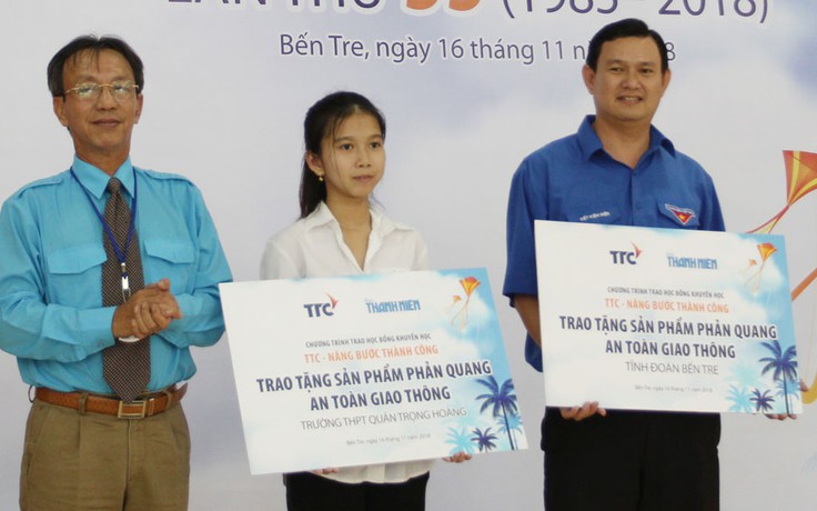 'Nâng bước thành công' và trao thiết bị phản quang cho học sinh Bến Tre