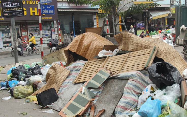Dân chặn xe vào bãi, Hà Nội rác ngập đường