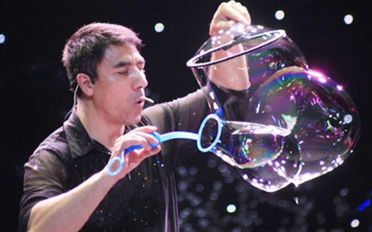 Phù thủy bong bóng Fan Yang biểu diễn 3 tháng tại Việt Nam