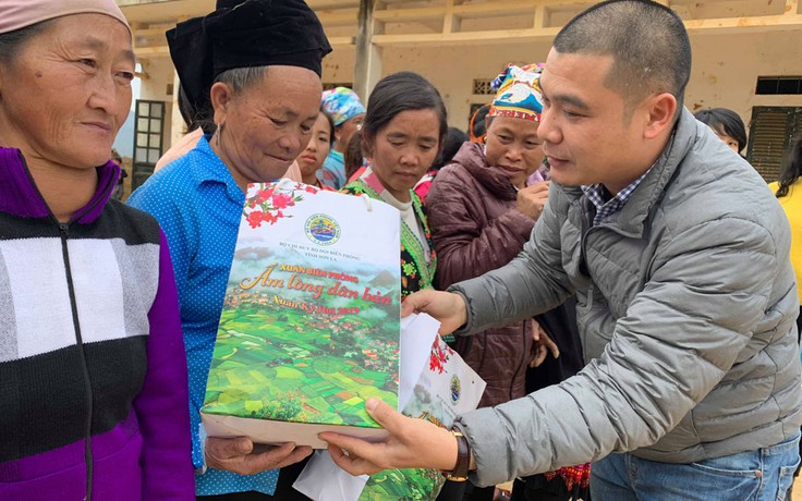 Tặng quà tết cho người nghèo vùng biên giới Việt Nam - Lào