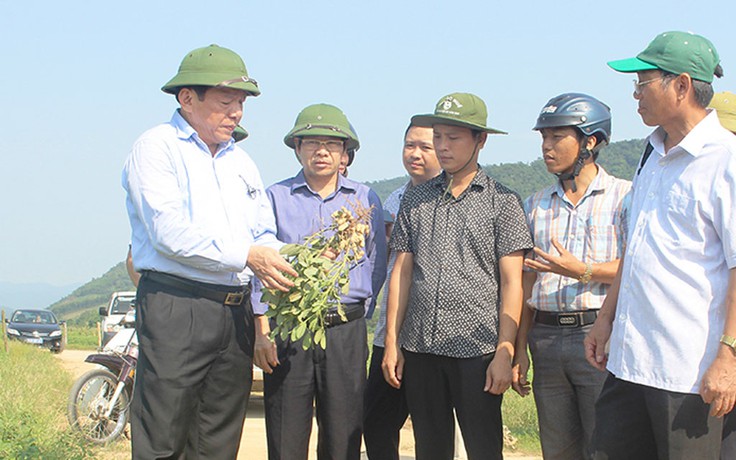 Thứ bảy ra đồng: Bí thư tỉnh ủy lội ruộng để 'mắt thấy tai nghe'