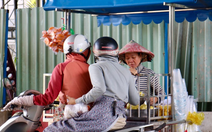 Người Sài Gòn 'ghiền' món ổi luộc lạ miệng và hũ muối hàng rong gần 30 năm