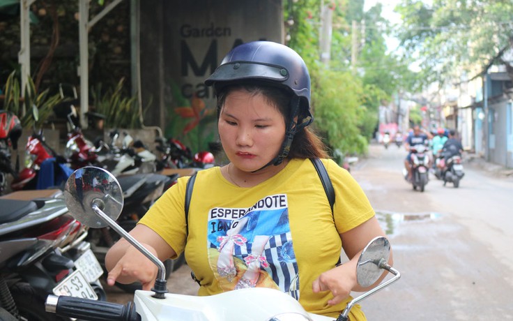 Cô gái chỉ 4 ngón tay: 'Tôi xài tiền do mình làm ra, nuôi con gái nhỏ'