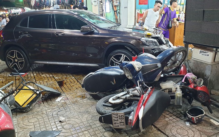 Nữ tài xế lái Mercedes tông hàng loạt xe máy, 8 người bị thương