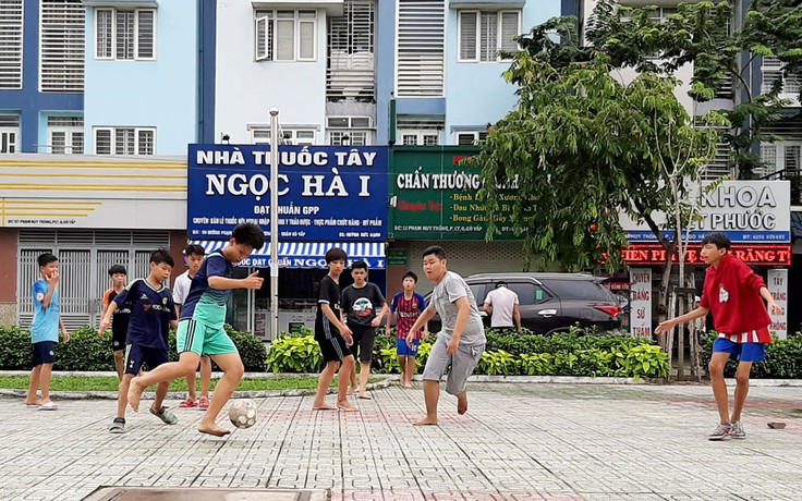 Lo ngại khi trẻ đá bóng ở công viên