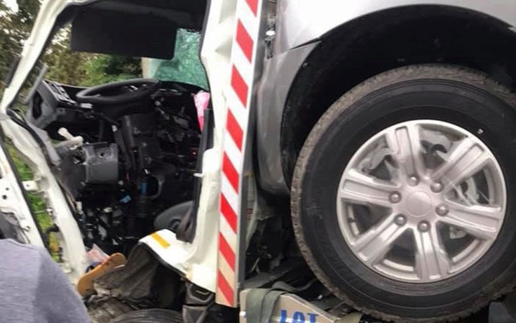 Tai nạn trên QL 20: Xe cứu hộ va chạm xe tải, tài xế gãy 2 chân
